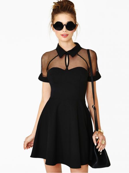Vestido com gola e trânparência